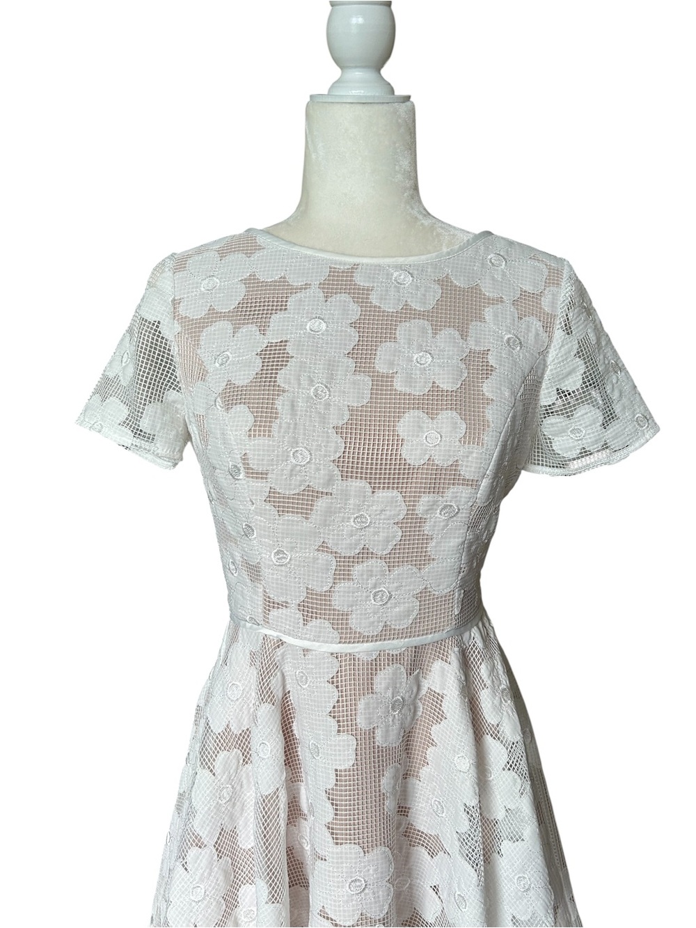 Shani Novelty Fit & Flare Dress in white nude lining- Small LIKE NEW - Picture 3 of 13